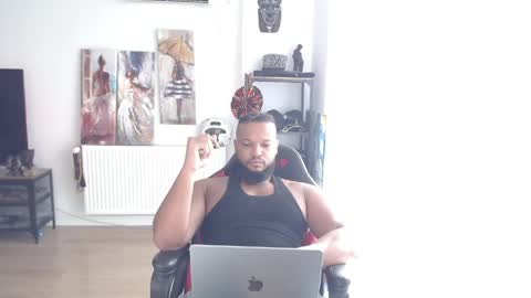 Snapshot of 0_kingsley chatting on 05.30.26 Kingsley online show from 05.30.26