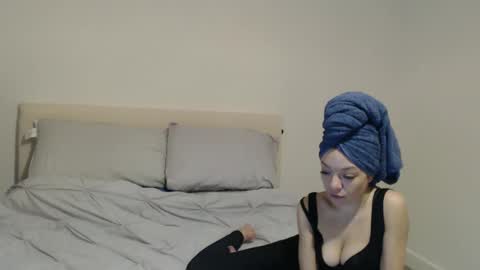 Snapshot of 0aught chatting on 12.19.24 esmay 19 online show from 12.19.24
