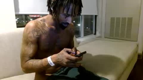 Snapshot of 11hundsum chatting on 01.12.25 Darkmeat100 online show from 01.12.25