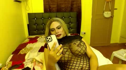 Snapshot of 11inchsinglecious chatting on 04.19.26 HUGECOCK online show from 04.19.26