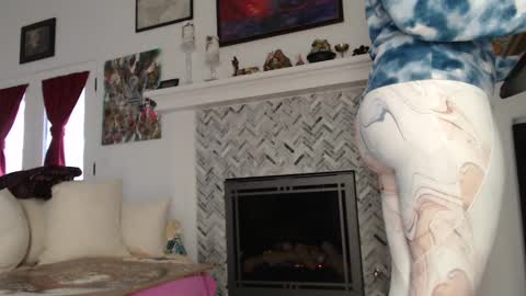 Aurora Willows online show from 01.29.25