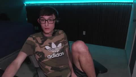 Snapshot of 18yrboyhot chatting on 10.21.25 19yrboyhot online show from 10.21.25