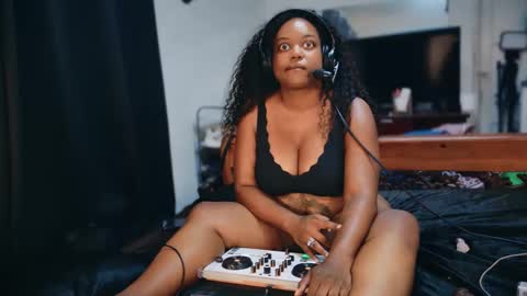 Snapshot of 1lookurhooked chatting on 09.14.25 Lillycakes online show from 09.14.25