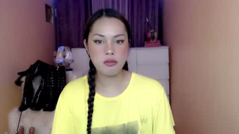 Snapshot of 1miracle_tranny chatting on 06.17.26 1miracle_tranny online show from 06.17.26