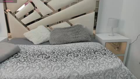 Snapshot of 1naughty_milf chatting on 01.28.25 Luisa online show from 01.28.25