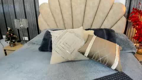 Snapshot of 1naughty_milf chatting on 12.18.25 Luisa online show from 12.18.25