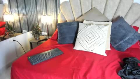 Snapshot of 1naughty_milf chatting on 12.20.25 Luisa online show from 12.20.25