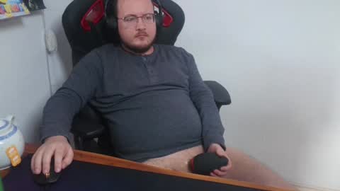 Snapshot of 20yomaleforgirls chatting on 12.18.24 ask me in pm online show from 12.18.24