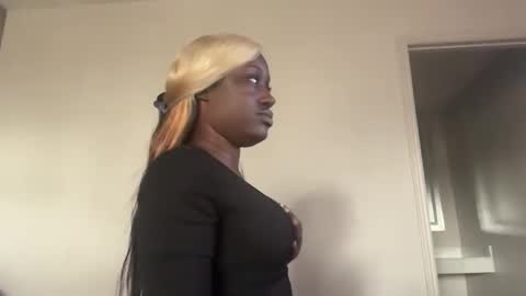 GamerBaddieLux online show from 11.05.25