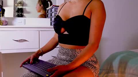 Snapshot of 3kam_amazonian chatting on 02.11.25 independent model online show from 02.11.25