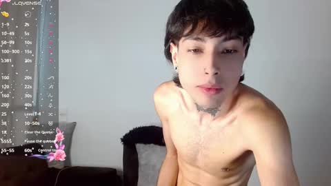 Snapshot of _alexblunt_ chatting on 12.31.24 _alexblunt_ online show from 12.31.24