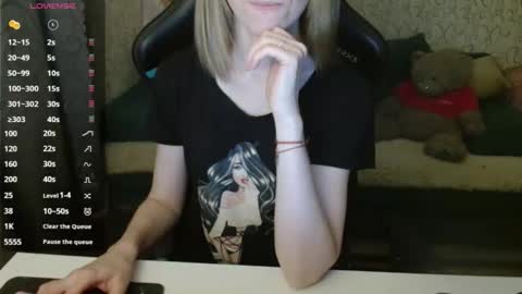 Snapshot of _alicecullen_ chatting on 11.25.25 AliceCullen online show from 11.25.25