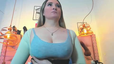 Snapshot of _antonella_11 chatting on 05.25.26 _antonella_11 online show from 05.25.26