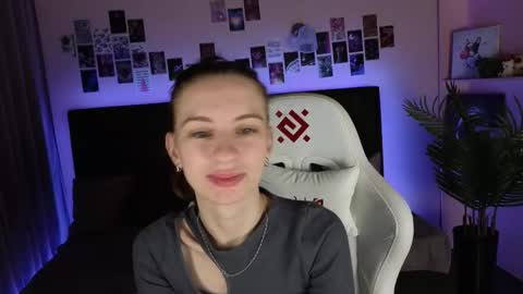 Snapshot of _ash_leyy_ chatting on 09.21.25 _ash_leyy_ online show from 09.21.25