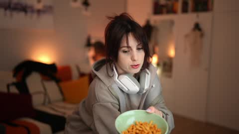 Snapshot of _blackbee_ chatting on 10.31.25 Lili online show from 10.31.25