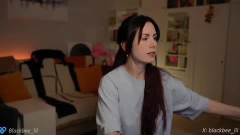 Snapshot of _blackbee_ chatting on 05.26.26 Lili online show from 05.26.26