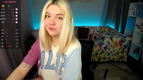Snapshot of _blonde_barbie_ chatting on 01.18.25 Elizabeth online show from 01.18.25