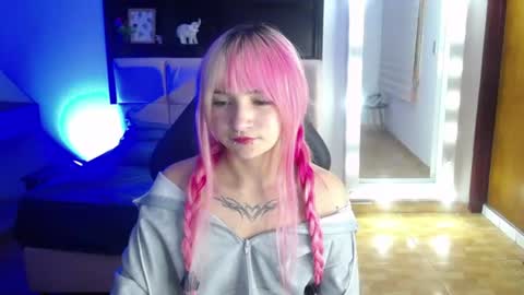 Snapshot of _charlotte_collins_ chatting on 06.17.26 _charlotte_collins_ online show from 06.17.26