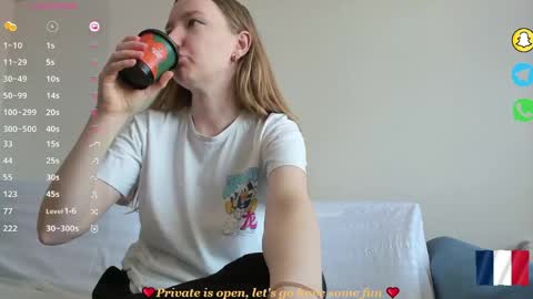 Snapshot of _coquine_ chatting on 04.27.26 Sophie online show from 04.27.26