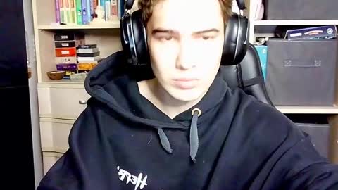 Snapshot of _crise_next_door_ chatting on 10.04.25 _crise_next_door_ online show from 10.04.25