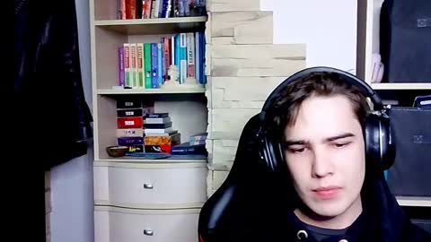 Snapshot of _crise_next_door_ chatting on 10.08.25 _crise_next_door_ online show from 10.08.25