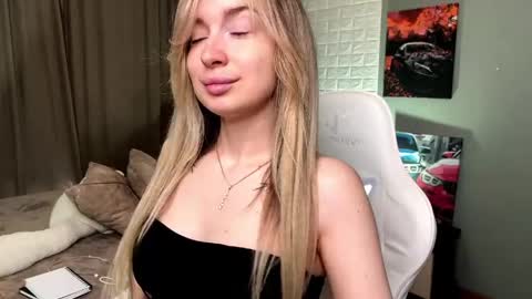 _crystal_moon_1 online show from 04.18.26