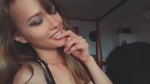 Snapshot of _demi_dee_ chatting on 12.27.24 DemiDee online show from 12.27.24