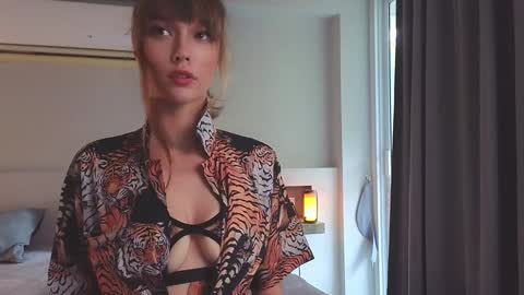Snapshot of _demi_dee_ chatting on 01.24.25 DemiDee online show from 01.24.25