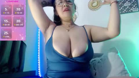 Snapshot of _donniia_ chatting on 10.22.25 Dannia online show from 10.22.25