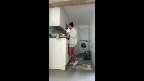 Snapshot of _elena_barra chatting on 09.18.25  elena barra online show from 09.18.25