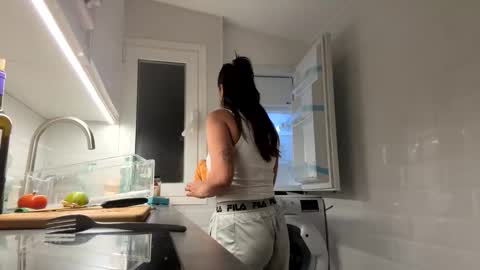 Snapshot of _elena_barra chatting on 05.25.26 elena barra online show from 05.25.26