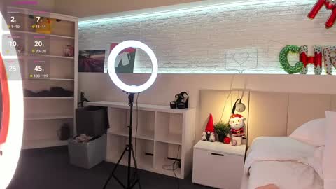 Snapshot of _emiliaa_ chatting on 01.04.25 Milana online show from 01.04.25