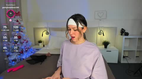 Snapshot of _emiliaa_ chatting on 01.11.25 Milana online show from 01.11.25