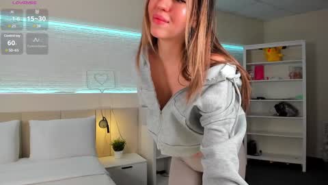 Snapshot of _emiliaa_ chatting on 02.02.25 Milana online show from 02.02.25