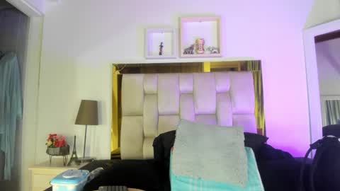 Snapshot of _emily_r chatting on 12.21.24 Isabella online show from 12.21.24
