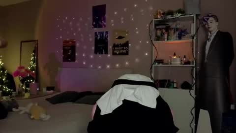 EveEva online show from 12.23.25