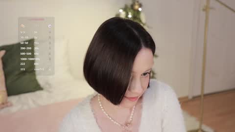 Snapshot of _female_essence_ chatting on 01.01.25 Essie online show from 01.01.25