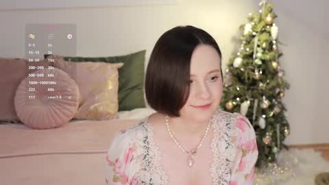 Snapshot of _female_essence_ chatting on 01.11.25 Essie online show from 01.11.25