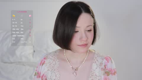 Snapshot of _female_essence_ chatting on 02.06.25 Essie online show from 02.06.25