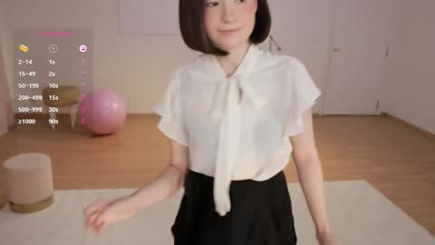 Snapshot of _female_essence_ chatting on 09.17.25 Essie online show from 09.17.25