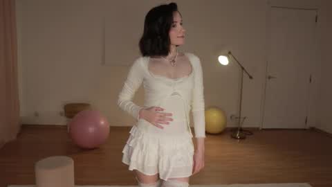 Snapshot of _female_essence_ chatting on 10.10.25 Essie online show from 10.10.25