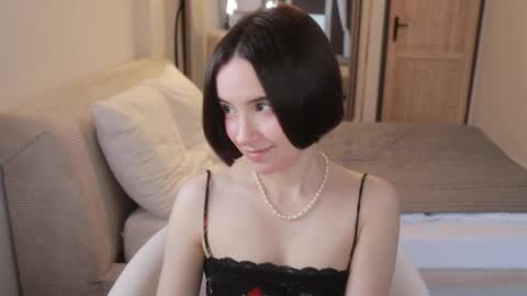 Snapshot of _female_essence_ chatting on 05.31.26 Essie online show from 05.31.26