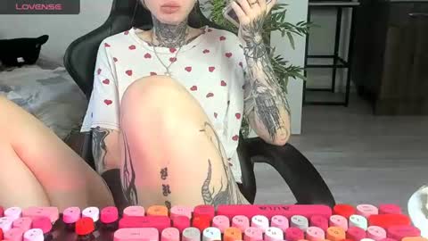 Snapshot of _feralberry__ chatting on 06.12.26 Alis online show from 06.12.26
