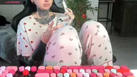 Snapshot of _feralberry__ chatting on 06.14.26 Alis online show from 06.14.26