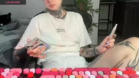 Snapshot of _feralberry__ chatting on 06.21.26 Alis online show from 06.21.26