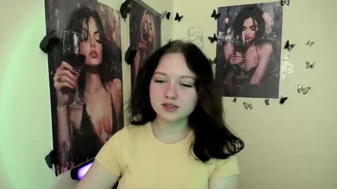 Snapshot of _foxy_lady chatting on 09.23.25 Alice online show from 09.23.25