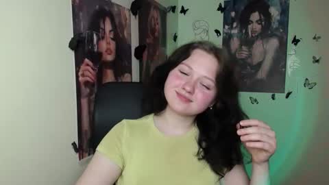 Snapshot of _foxy_lady chatting on 04.22.26 Alice online show from 04.22.26