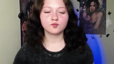 Snapshot of _foxy_lady chatting on 05.26.26 Alice online show from 05.26.26