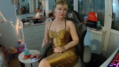 Snapshot of _glamorous_ chatting on 11.20.25 _glamorous_ online show from 11.20.25