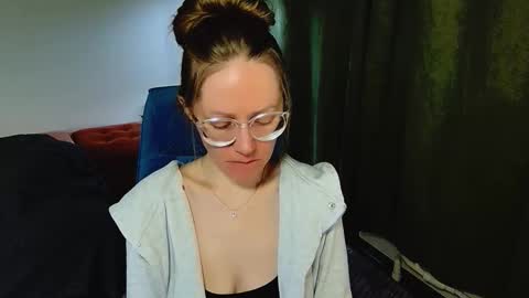 Snapshot of _goldilocks__ chatting on 09.27.25 _goldilocks__ online show from 09.27.25